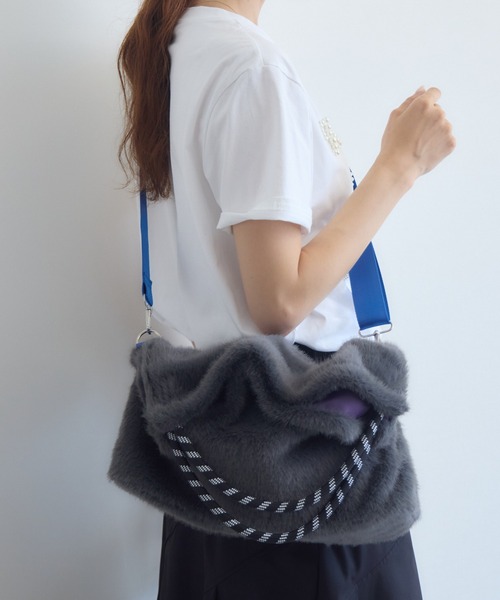 KATHARINE ROSS(キャサリンロス)の「パラコードハンドル×フェイクファー 2WAYバッグ WEB限定(トートバッグ・レディース・チャコールグレー/ベージュ/キャメル・FREE)」の1枚目の写真
