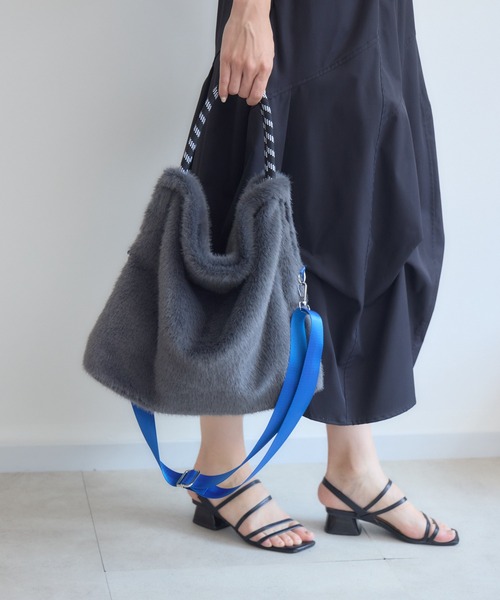 KATHARINE ROSS(キャサリンロス)の「パラコードハンドル×フェイクファー 2WAYバッグ WEB限定(トートバッグ・レディース・チャコールグレー/ベージュ/キャメル・FREE)」の6枚目の写真