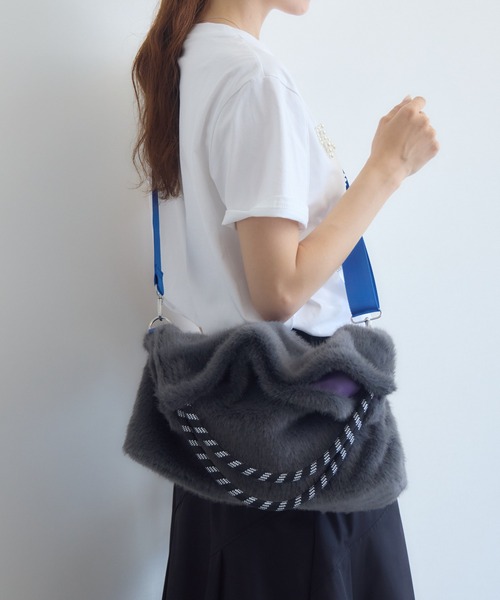KATHARINE ROSS(キャサリンロス)の「パラコードハンドル×フェイクファー 2WAYバッグ WEB限定(トートバッグ・レディース・チャコールグレー/ベージュ/キャメル・FREE)」の5枚目の写真
