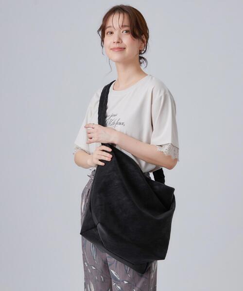 SHOO・LA・RUE（シューラルー）の「ギャザーショルダーバッグ（ショルダーバッグ・レディース・ボルドー/ブラック/ベージュ・00）」の4枚目の写真