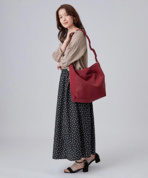 SHOO・LA・RUE（シューラルー）の「ギャザーショルダーバッグ（ショルダーバッグ・レディース・ボルドー/ブラック/ベージュ・00）」の9枚目の写真