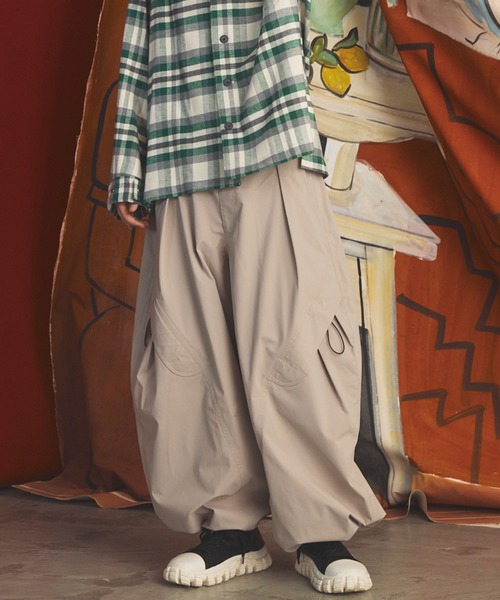 MAISON SPECIAL(メゾンスペシャル)の「《UNISEX》Double-Layer One-Tuck Three-dimensional Cut Prime-Wide Pants/2レイヤーワンタック3Dカットプライムワイドパンツ【MAISON SPECIAL/メゾンスペシャル】■セットアップ対応■(その他パンツ・メンズ・グレイッシュベージュ/ブラック・0/1/2)」の2枚目の写真