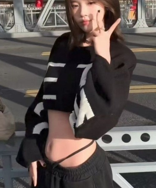 ViViDAY(ビビデー)の「BIG英字プリントニットショートトップス(ニット/セーター・レディース・ブラック・M)」の16枚目の写真