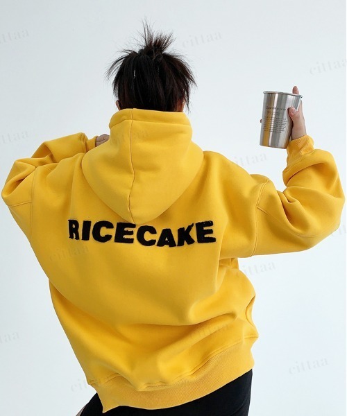 Dalfwin(ダールフィン)の「RICECAKEフェイクレザーラベル付きパッチワーク刺繍ロゴフーディー(パーカー・レディース・イエロー・FREE)」の1枚目の写真
