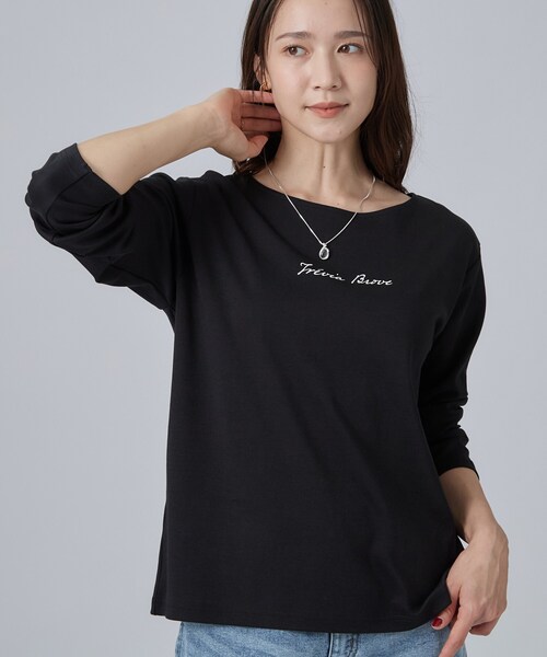 SHOO・LA・RUE(シューラルー)の「【UV/S-LL/洗濯機可】大人上品 ロゴプリントロンT(Tシャツ/カットソー・レディース・ダークブラウン系/ライトグレー系1/ブラック系1/ホワイト系1・04/03/02/01)」の2枚目の写真