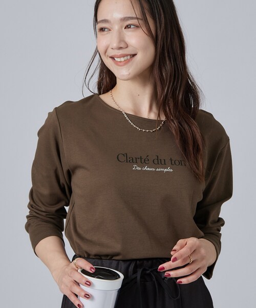 SHOO・LA・RUE(シューラルー)の「【UV/S-LL/洗濯機可】大人上品 ロゴプリントロンT(Tシャツ/カットソー・レディース・ダークブラウン系/ライトグレー系1/ブラック系1/ホワイト系1・04/03/02/01)」の4枚目の写真