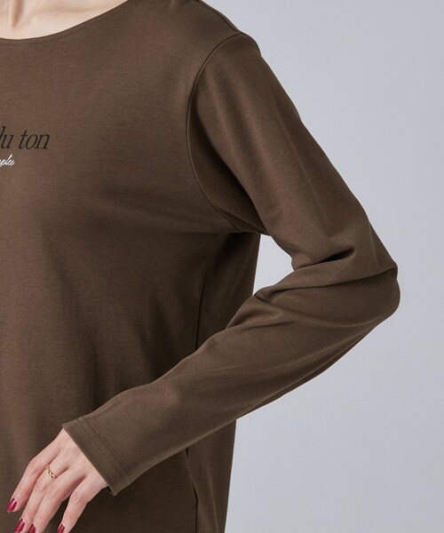 SHOO・LA・RUE(シューラルー)の「【UV/S-LL/洗濯機可】大人上品 ロゴプリントロンT(Tシャツ/カットソー・レディース・ダークブラウン系/ライトグレー系1/ブラック系1/ホワイト系1・04/03/02/01)」の7枚目の写真
