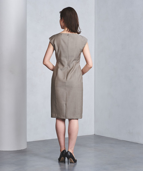 UNITED ARROWS(ユナイテッドアローズ)の「UPCB MARZOTTO キャップスリーブ ワンピース(ワンピース・レディース・ベージュ/ネイビー・38/40/36)」の3枚目の写真