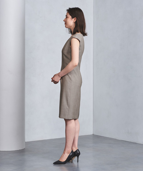 UNITED ARROWS(ユナイテッドアローズ)の「UPCB MARZOTTO キャップスリーブ ワンピース(ワンピース・レディース・ベージュ/ネイビー・38/40/36)」の5枚目の写真