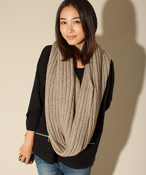 NANO universe（ナノユニバース）の「BARK TANNAGE/ロングニットボリュームスヌード（ストール/ショール・レディース・グレイッシュベージュ/ダークグレー/ブラック・FREE）」の3枚目の写真