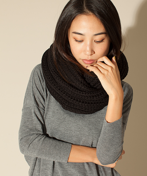NANO universe（ナノユニバース）の「BARK TANNAGE/ロングニットボリュームスヌード（ストール/ショール・レディース・グレイッシュベージュ/ダークグレー/ブラック・FREE）」の2枚目の写真