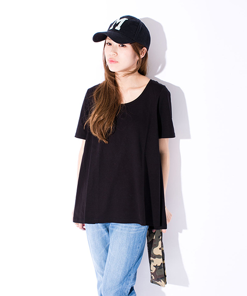 NANO universe(ナノユニバース)の「Anti Soaked UネックAラインTee(Tシャツ/カットソー・レディース・モカ/グレイッシュベージュ/ブルー/ネイビー/オレンジ系その他/ブラック・FREE)」の2枚目の写真