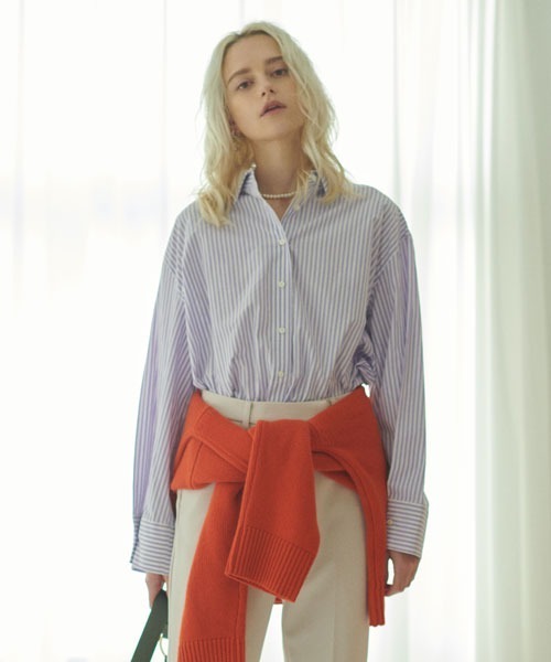 Mila Owen（ミラオーウェン）の「後ヨークギャザー短丈シャツ（シャツ/ブラウス・レディース・ホワイト/パープル/イエロー・1/0）」の2枚目の写真