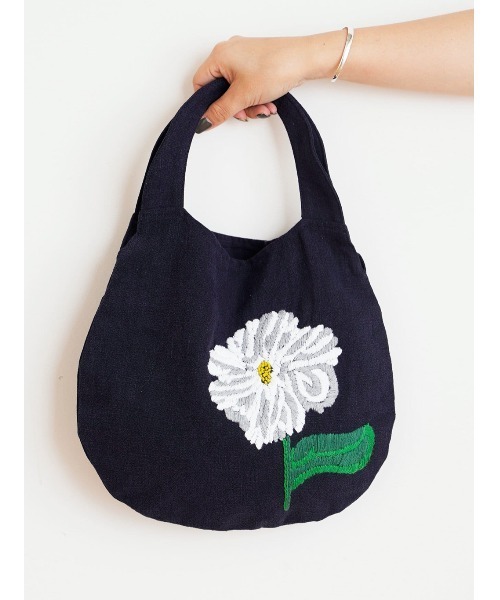 BEARDSLEY（ビアズリー）の「ハンド刺繍バッグ（トートバッグ・レディース・ベージュ/ネイビー・FREE）」の2枚目の写真