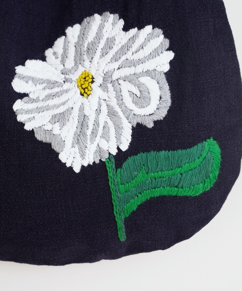 BEARDSLEY（ビアズリー）の「ハンド刺繍バッグ（トートバッグ・レディース・ベージュ/ネイビー・FREE）」の4枚目の写真