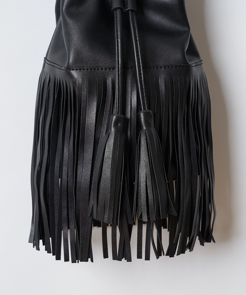 CIAOPANIC（チャオパニック）の「フリンジ巾着2WAYショルダーバッグ（ショルダーバッグ・レディース・グレイッシュベージュ/ブラック・FREE）」の3枚目の写真