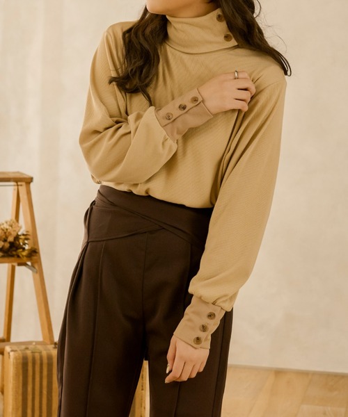 Ambre Neige(アンブルネージュ)の「テレコボタンタートルネック/【WEB/EC限定商品】(Tシャツ/カットソー・レディース・ダークブラウン/アイボリー/ライトベージュ・FREE)」の2枚目の写真