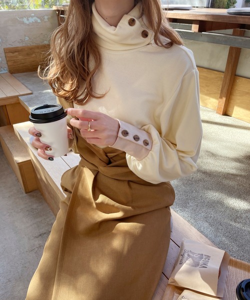 Ambre Neige(アンブルネージュ)の「テレコボタンタートルネック/【WEB/EC限定商品】(Tシャツ/カットソー・レディース・ダークブラウン/アイボリー/ライトベージュ・FREE)」の1枚目の写真