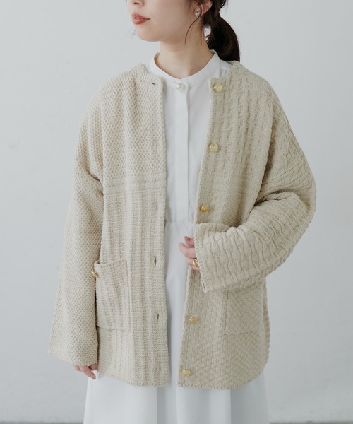 natural couture(ナチュラルクチュール)の「様々な編み地を楽しめる!いろいろ編み金釦ジャケットカーディガン(カーディガン/ボレロ・レディース・ベージュ/ネイビー/オフホワイト・FREE)」の7枚目の写真