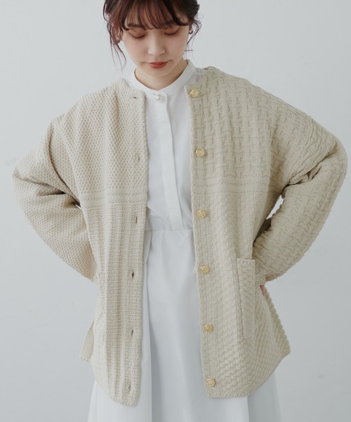 natural couture(ナチュラルクチュール)の「様々な編み地を楽しめる!いろいろ編み金釦ジャケットカーディガン(カーディガン/ボレロ・レディース・ベージュ/ネイビー/オフホワイト・FREE)」の13枚目の写真