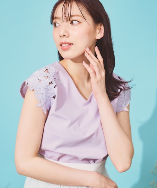 NOELA(ノエラ)の「フラワーカットワークトップス(Tシャツ/カットソー・レディース・ラベンダー/ネイビー/オフホワイト・フリー)」の3枚目の写真