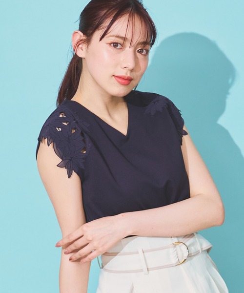 NOELA(ノエラ)の「フラワーカットワークトップス(Tシャツ/カットソー・レディース・ラベンダー/ネイビー/オフホワイト・フリー)」の2枚目の写真