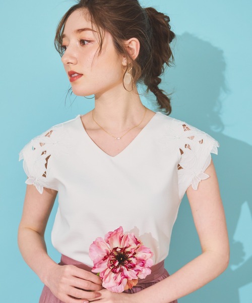 NOELA(ノエラ)の「フラワーカットワークトップス(Tシャツ/カットソー・レディース・ラベンダー/ネイビー/オフホワイト・フリー)」の1枚目の写真