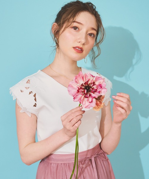 NOELA(ノエラ)の「フラワーカットワークトップス(Tシャツ/カットソー・レディース・ラベンダー/ネイビー/オフホワイト・フリー)」の4枚目の写真