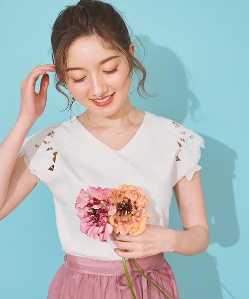 NOELA(ノエラ)の「フラワーカットワークトップス(Tシャツ/カットソー・レディース・ラベンダー/ネイビー/オフホワイト・フリー)」の5枚目の写真