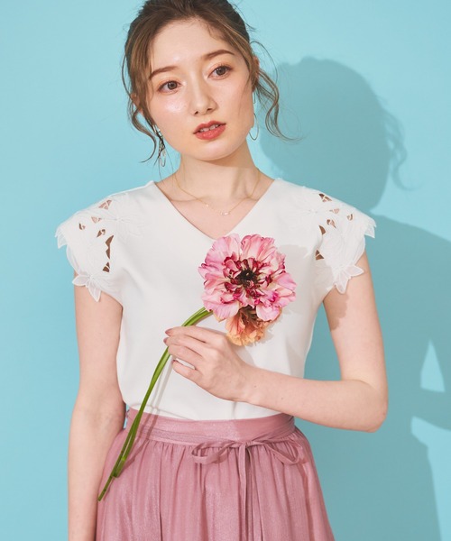 NOELA(ノエラ)の「フラワーカットワークトップス(Tシャツ/カットソー・レディース・ラベンダー/ネイビー/オフホワイト・フリー)」の8枚目の写真