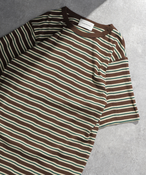 B.C STOCK（ベーセーストック）の「CRH RIB BORDER クルーネックTシャツ（Tシャツ/カットソー・メンズ・ブラウン/アイボリー・MEDIUM/LARGE/SMALL）」の2枚目の写真