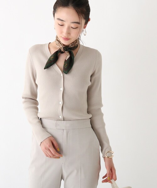 OPAQUE.CLIP（オペークドットクリップ）の「◆アセテートコットン リブVネックカーディガン【マルチファンクション/WEB限定カラー・サイズ】（カーディガン/ボレロ・レディース・ブラック/ブラウン系その他/ホワイト系その他6/ベージュ系8/ライトグリーン系/ブルー系7/ピンク系・40/38/36）」の4枚目の写真