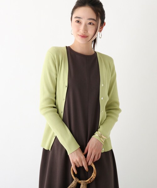 OPAQUE.CLIP（オペークドットクリップ）の「◆アセテートコットン リブVネックカーディガン【マルチファンクション/WEB限定カラー・サイズ】（カーディガン/ボレロ・レディース・ブラック/ブラウン系その他/ホワイト系その他6/ベージュ系8/ライトグリーン系/ブルー系7/ピンク系・40/38/36）」の5枚目の写真