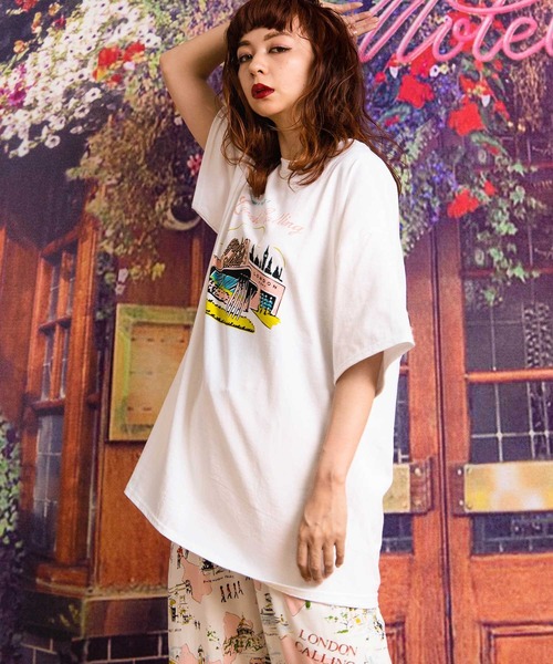 RNA（アールエヌエー）の「M1925 PINK MOTEL ロンドンソーホーＢＩＧ Ｔシャツ（Tシャツ/カットソー・レディース・ホワイト/ベージュ/杢グレー・MEDIUM）」の4枚目の写真