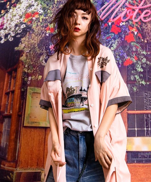 RNA（アールエヌエー）の「M1925 PINK MOTEL ロンドンソーホーＢＩＧ Ｔシャツ（Tシャツ/カットソー・レディース・ホワイト/ベージュ/杢グレー・MEDIUM）」の5枚目の写真