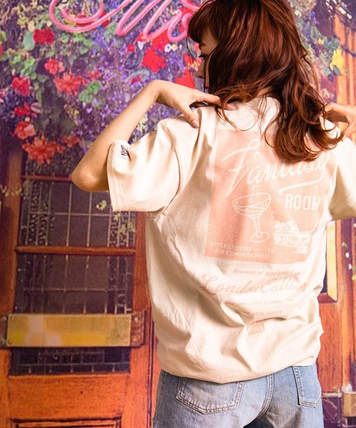 RNA（アールエヌエー）の「M1925 PINK MOTEL ロンドンソーホーＢＩＧ Ｔシャツ（Tシャツ/カットソー・レディース・ホワイト/ベージュ/杢グレー・MEDIUM）」の16枚目の写真
