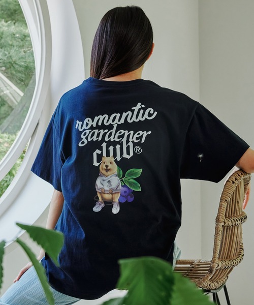ROMANTIC CROWN（ロマンティッククラウン）の「【ROMANTIC CROWN】FRUIT QUOKKA TEE / ロマンティッククラウン フルーツ ワラビー グラフィック Tシャツ（Tシャツ/カットソー・メンズ・ネイビー/ホワイト・LARGE/MEDIUM）」の2枚目の写真