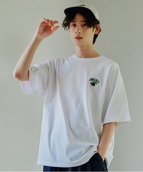 ROMANTIC CROWN（ロマンティッククラウン）の「【ROMANTIC CROWN】FRUIT QUOKKA TEE / ロマンティッククラウン フルーツ ワラビー グラフィック Tシャツ（Tシャツ/カットソー・メンズ・ネイビー/ホワイト・LARGE/MEDIUM）」の3枚目の写真