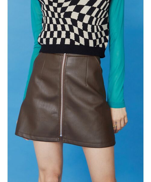 EVRIS（エヴリス）の「フェイクレザージップミニスカート（スカート・レディース・ブラック/ブラウン/ブルー・SMALL/MEDIUM）」の3枚目の写真