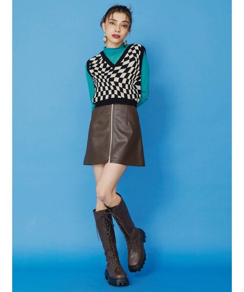 EVRIS（エヴリス）の「フェイクレザージップミニスカート（スカート・レディース・ブラック/ブラウン/ブルー・SMALL/MEDIUM）」の5枚目の写真