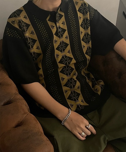 kutir(クティール)の「レトロジャガード柄ニットポロ(ポロシャツ・メンズ・シルバー/ゴールド・MEDIUM/LARGE)」の1枚目の写真