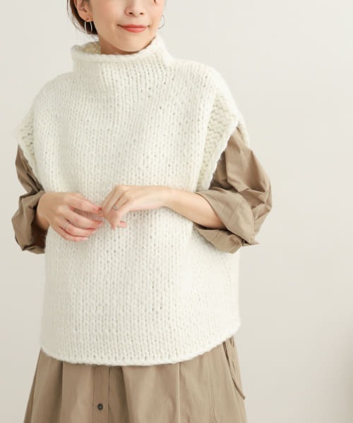 URBAN RESEARCH DOORS（アーバンリサーチドアーズ）の「ハンドニットベスト（ベスト・レディース・オフホワイト/チャコールグレー・MEDIUM）」の4枚目の写真