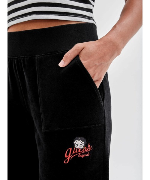 Guess(ゲス)の「GUESS Originals x Betty Boop Velour Pants(その他パンツ・レディース・ブラック・X-SMALL/SMALL/MEDIUM)」の2枚目の写真