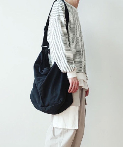 florist（フローリスト）の「【A4収納可】【ユニセックス】シンプルキャンバスワンショルダーバッグ（ショルダーバッグ・レディース・オフホワイト/ブラック・FREE）」の8枚目の写真