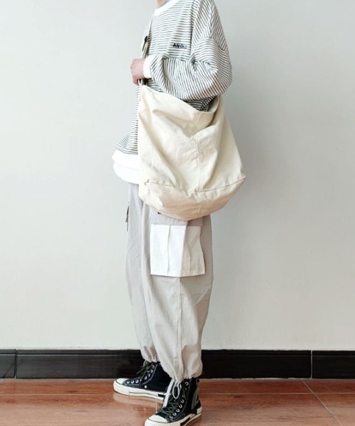 florist（フローリスト）の「【A4収納可】【ユニセックス】シンプルキャンバスワンショルダーバッグ（ショルダーバッグ・レディース・オフホワイト/ブラック・FREE）」の6枚目の写真