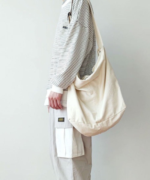 florist（フローリスト）の「【A4収納可】【ユニセックス】シンプルキャンバスワンショルダーバッグ（ショルダーバッグ・レディース・オフホワイト/ブラック・FREE）」の11枚目の写真