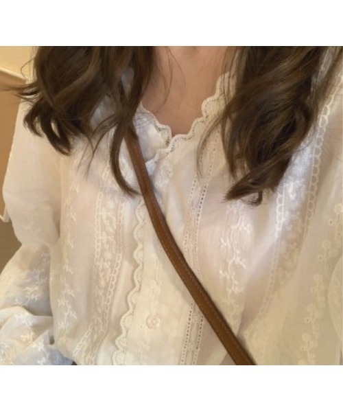 LAUTRE COTE(ロウトレコウト)の「刺繍レースヘンリーネックシャツ(シャツ/ブラウス・レディース・ホワイト・SMALL/MEDIUM/LARGE/X-LARGE)」の2枚目の写真