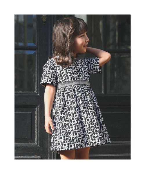 BeBe(ベベ)の「BeBe/【お揃い】コットンモノグラムプリントワンピース(90~150cm)(ワンピース・キッズ・ブルー系その他/ブラック系その他・150/100/90/130/140/120/110)」の2枚目の写真