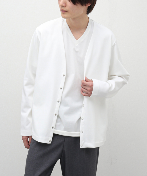 EDIFICE(エディフィス)の「【NORITAKE by EDIFICE】ハーフ スムース Vネック カーディガン(カーディガン/ボレロ・メンズ・ホワイト/チャコールグレー/コバルトブルー/ブラック/ネイビー・MEDIUM/LARGE)」の2枚目の写真
