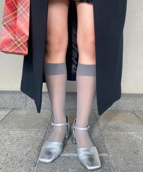 Ray BEAMS（レイビームス）の「Ray BEAMS / シアー ハイソックス（ソックス/靴下・レディース・チャコールグレー/ブルー/ピンク・ONE SIZE）」の2枚目の写真